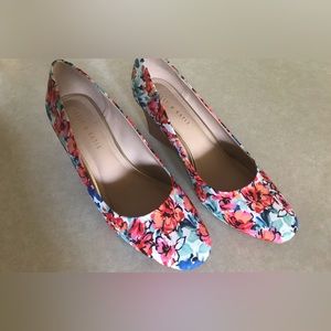 New Kelly & Katie floral wedges size 11